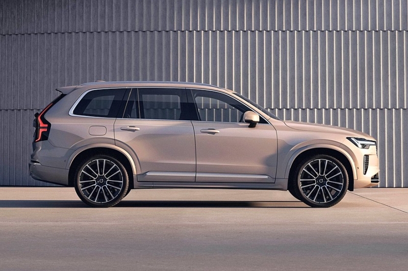 Обновлённый Volvo XC90: косая решётка, более рафинированный салон и прежняя техника