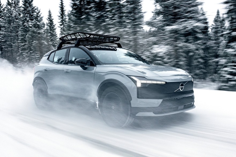 Лишь бы была зарядка: Volvo EX30 теперь доступен в оффроудной версии Cross Country