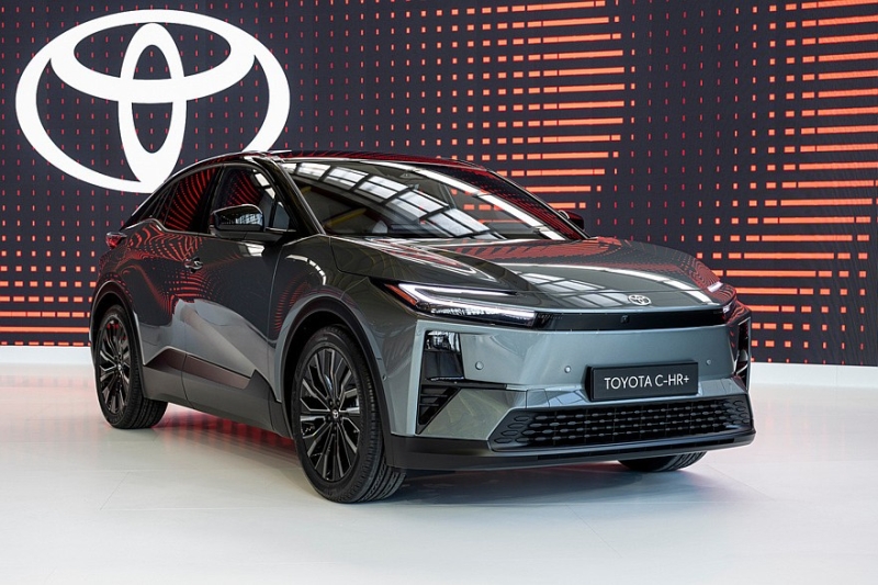 Новый кроссовер Toyota C-HR+ для Европы: три варианта мощности и полный привод